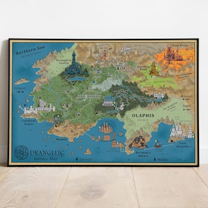 Pode incluir: Um mapa emoldurado de Drangleic, um mundo de fantasia, com ilustrações detalhadas de castelos, montanhas e mares. O mapa apresenta rótulos de texto para locais como Drangleic Castle, Iron Keep e Olaphis. A paleta de cores inclui azuis, verdes e castanhos.