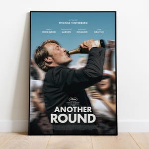 En annan rund poster | Väggkonst med dansk dramafilm | Filmtryck med Mads Mikkelsen | Modern heminredning