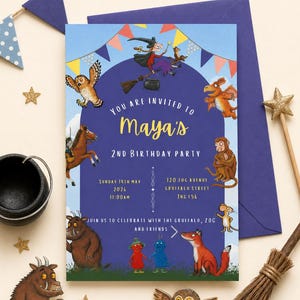 Peut inclure: Une invitation d'anniversaire pour enfants avec le texte "You are invited to Maya's 2nd Birthday Party". L'invitation présente des illustrations de personnages de l'histoire du Gruffalo. L'invitation est entourée d'étoiles décoratives et d'un balai.