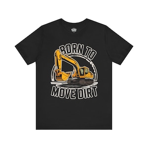 Könnte beinhalten: Schwarzes T-Shirt mit einer gelben Bagger-Grafik und dem weißen Text "BORN TO MOVE DIRT". Der Bagger hat schwarze Ketten und eine gelbe Schaufel. Das Design ist mittig auf dem T-Shirt platziert.