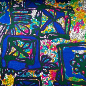 Puede incluir: Tela abstracta con fondo blanco y un patr&oacute;n colorido de verde, azul, morado y amarillo. El patr&oacute;n presenta formas geom&eacute;tricas y dise&ntilde;os florales.