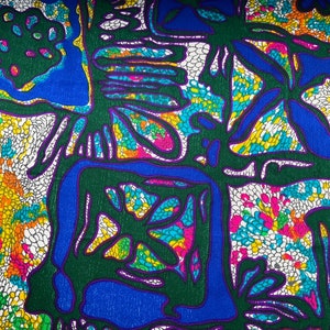 Puede incluir: Tela abstracta con un patr&oacute;n geom&eacute;trico colorido. El dise&ntilde;o presenta formas verdes, azules, moradas y blancas sobre un fondo blanco.