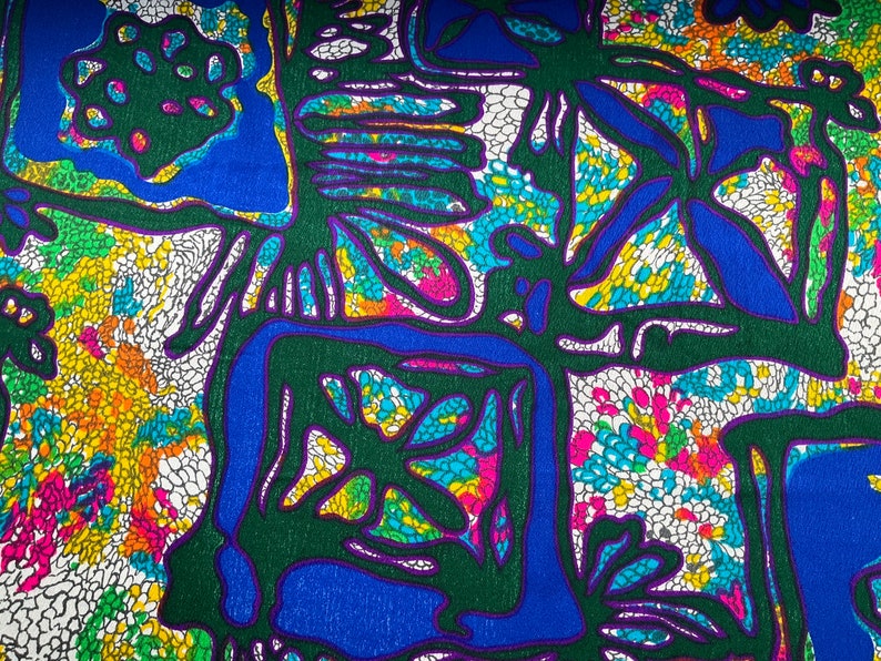 Puede incluir: Tela abstracta con un patr&oacute;n geom&eacute;trico colorido. El dise&ntilde;o presenta formas verdes, azules, moradas y blancas sobre un fondo blanco.
