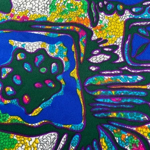 Puede incluir: Tela de patr&oacute;n abstracto con fondo verde, contornos azules y morados y un patr&oacute;n floral blanco, amarillo y verde.