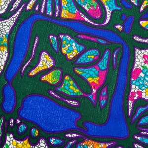 Puede incluir: Patr&oacute;n abstracto con un dise&ntilde;o verde, azul y morado sobre un fondo blanco. El patr&oacute;n est&aacute; formado por peque&ntilde;os c&iacute;rculos y remolinos de colores.
