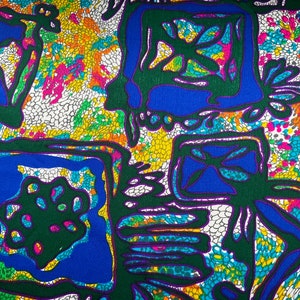 Puede incluir: Tela abstracta con un patr&oacute;n geom&eacute;trico colorido. El dise&ntilde;o presenta formas verdes, azules, moradas, amarillas y blancas sobre un fondo blanco.