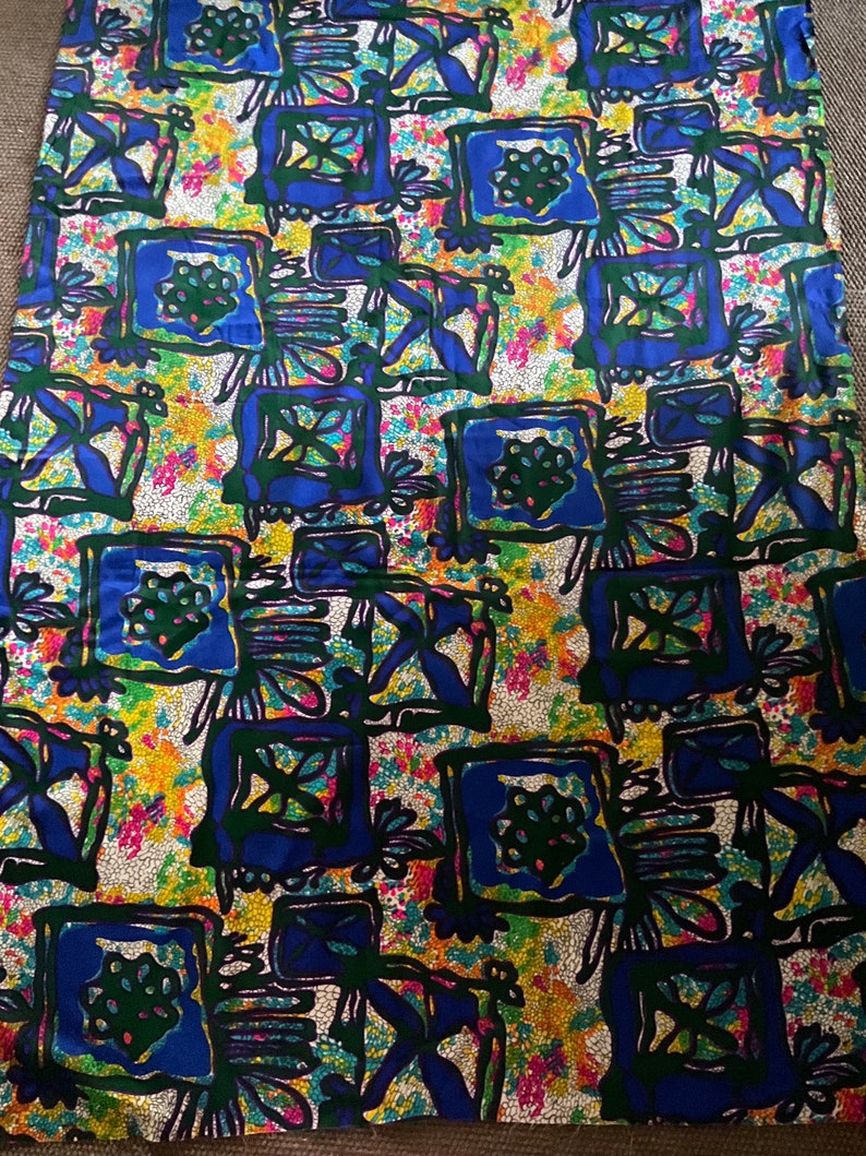 Puede incluir: Una tela colorida con un patr&oacute;n repetitivo de cuadrados azules, verdes y amarillos. Los cuadrados est&aacute;n llenos de dise&ntilde;os abstractos y se colocan sobre un fondo blanco.