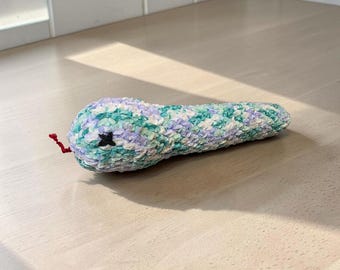 Serpiente de juguete hecha a mano con hierba gatera.