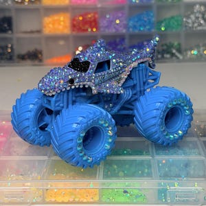 Megalodon! *ROAR* Bedazzled Monster Jam- Monstsr Truck - Rhinestone - Bling - Shark afbeelding 5