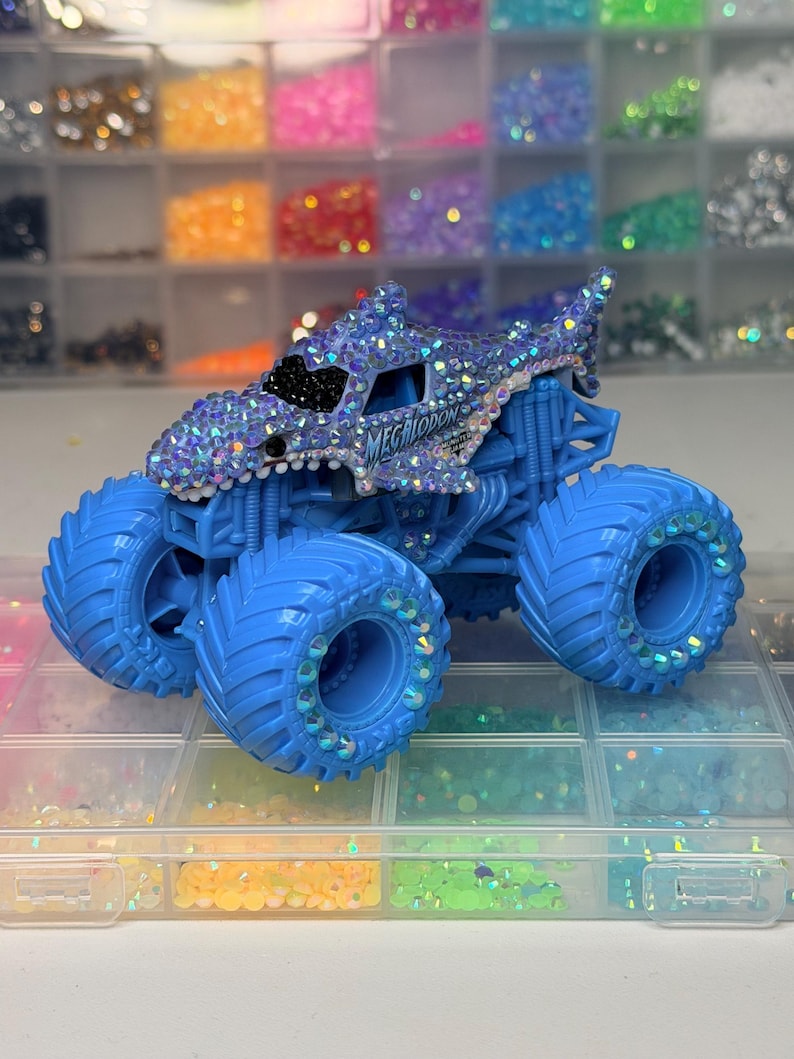 Megalodon! *ROAR* Bedazzled Monster Jam- Monstsr Truck - Rhinestone - Bling - Shark afbeelding 5