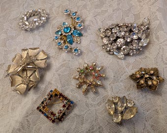 Vintage Broschkollektion – Välj ditt exemplar – Blommig krans med strass, stjärnformade nålar från mitten av århundradet