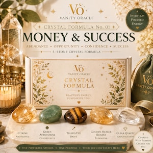 Może przedstawiać: Prostokątne pudełko z etykietą Vanity Oracle Crystal Formula No. 01 Money & Success, zawierające pięć polerowanych kamieni: cytryn, zielony awenturyn, tygrysie oko, złoty kwarc uzdrawiający i czysty kwarc, ułożone na białej marmurowej powierzchni.