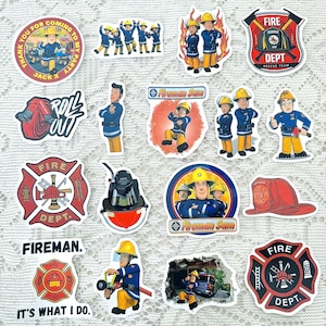 Könnte beinhalten: Eine Sammlung bunter Aufkleber mit Feuerwehrmann Sam-Figuren und Designs zum Thema Feuerwehr. Enthält Bilder von Feuerwehrleuten, Feuerwehrfahrzeugen, Helmen und die Texte "Fire Dept" und "Fireman Sam".