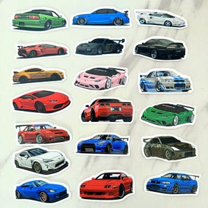 Może przedstawiać: Kolekcja kolorowych naklejek na samochody z różnymi wzorami samochodów sportowych. Naklejki prezentują gamę kolorów, w tym zielony, niebieski, czerwony i czarny, ze szczegółowymi ilustracjami różnych modeli samochodów.