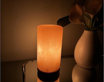 Lámpara de sal tallada en cristal de roca rosa del Himalaya en forma de cilindro