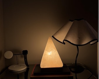 Himalaya-zoutpiramide - handgesneden witte rotslamp met houten voet