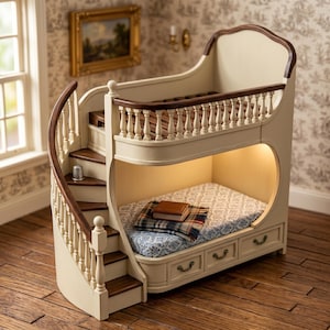 Peut inclure: Un lit superposé miniature crème avec un escalier incurvé et une balustrade. Le lit a un matelas à motifs, une couverture et un livre. Le lit a trois tiroirs et une lumière chaude à l'intérieur.