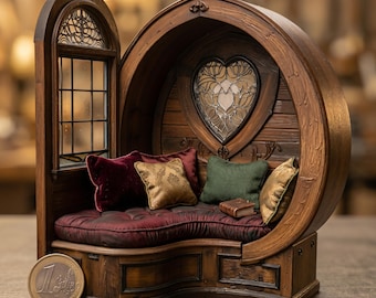 Può includere: Un angolo lettura in miniatura in legno con cornice curva, un cuscino trapuntato rosso scuro e diversi piccoli cuscini rossi, verdi e dorati. Presenta una finestra laterale con motivo a griglia e una vetrata a forma di cuore. Una moneta da 1 euro è inclusa per mostrare la scala.