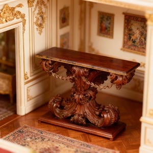 Puede incluir: Una consola de madera en miniatura, ornamentada, con un acabado marrón oscuro. La mesa presenta detalles tallados intrincados en las patas y el delantal, con una parte superior rectangular. La mesa es parte de un interior de casa de muñecas.