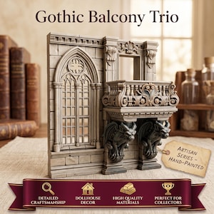 Könnte beinhalten: Eine architektonische Miniaturfassade mit dem Titel Gothic Balcony Trio, bestehend aus einer steinfarbenen Wand mit einem hohen Bogenfenster und einem Balkon, der von zwei dunklen Wasserspeier-Konsolen getragen wird. Ein Etikett trägt die Aufschrift Artisan Series - Hand-Painted.