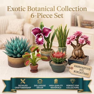 Op de afbeelding: Exotic Botanical Collection 6-delige set met miniatuurplanten waaronder een blauwgroene agave, een paarse orchidee, een venusvliegenvanger, een sansevieria, een rode protea en een boom met roze bloemen met een label met Handpainted STL Miniatures.