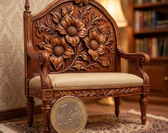 Può includere: Miniatura di sedia in legno con intagli floreali intricati. La sedia ha un sedile beige chiaro e braccioli decorati. Una moneta da un euro è posta accanto alla sedia per la scala. La sedia è di un ricco colore marrone.