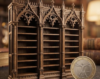 Può includere: Una libreria in miniatura in legno marrone con intricati dettagli architettonici in stile gotico, inclusi archi a sesto acuto e pinnacoli decorativi. Una moneta da un euro è posta accanto per fornire una chiara scala dell'oggetto.