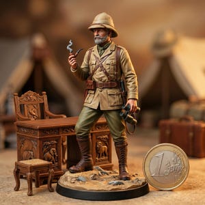 Pode incluir: Uma miniatura de um explorador com capacete colonial, casaco e calças bege, segurando um cachimbo fumegante e binóculos. A figura está sobre uma base rochosa ao lado de uma secretária de madeira em miniatura, um banco e uma moeda de um euro.