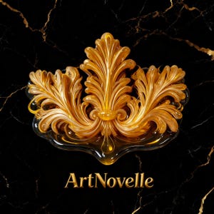 Puede incluir: Un adorno decorativo dorado, transl&uacute;cido y de color &aacute;mbar con intrincados patrones de hojas de acanto en espiral. El objeto tiene un acabado brillante similar al vidrio con un punto focal central. El texto ArtNovelle aparece debajo.