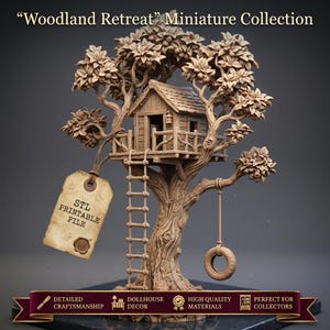 Può includere: Un modello di casa sull'albero in miniatura marrone con scala di corda, altalena a pneumatico e un'etichetta appesa con la scritta STL PRINTABLE FILE. Il testo Woodland Retreat Miniature Collection appare in alto, con un banner in basso.