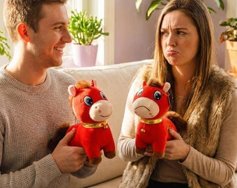 2026 Jahr des Pferd Plüsch, lustiges schreiendes Pferd, personalisiertes Sternzeichen-Maskottchen, handgemachtes Luxus-Samtpony, einzigartiges neues Mondjahr-Gewohnheitsgeschenk