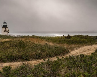 Latarnia morska Brant Point i latarnia w mglisty dzień w Nantucket