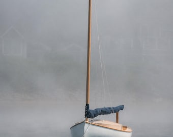 Daysailer w porannej mgle w zatoce Lewis Bay, Yarmouth, Cape Cod