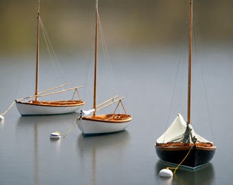 Trzy łodzie Herreshoff 12 1/2 spoczywają w porcie Quissett, Woods Hole, Cape Cod