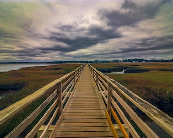 Zachmurzone, burzowe niebo nad promenadą w Grey's Beach, Yarmouth, Cape Cod