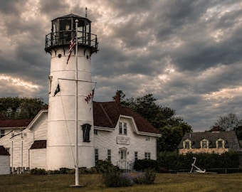 Latarnia morska Chatham pod niespokojnym niebem Cape Cod