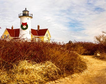 Lampa Nobska udekorowana na Boże Narodzenie. Woods Hole, Cape Cod