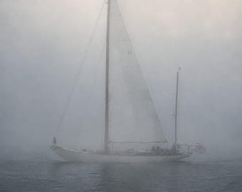 Klasyczny jacht wyłaniający się z mgły w porcie Nantucket