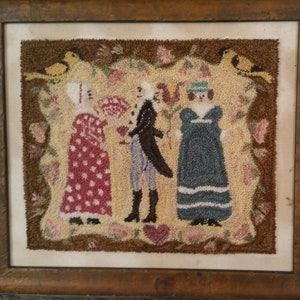 Puede incluir: Una obra de arte de punto de aguja enmarcada que representa a tres figuras en un entorno de jardín. Las figuras están vestidas con ropa del siglo XVIII y están rodeadas de flores y pájaros. La obra está realizada en una variedad de colores, incluyendo rojo, azul, verde y amarillo.