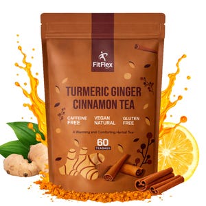 Könnte beinhalten: Ein brauner Beutel FitFlex Kurkuma Ingwer Zimt Tee mit 60 Teebeuteln. Die Verpackung zeigt Text und Illustrationen von Ingwer und Zimtstangen. Das Bild enthält eine Zitronenscheibe, Kurkumapulver und einen Spritzer gelber Flüssigkeit.