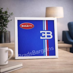Puede incluir: Impresión enmarcada con fondo azul, rayas verticales blancas, rojas y azul claro. El logotipo de Bugatti está en la parte superior izquierda. La letra "B" está en el centro. El texto "BradsBargains" está en la parte inferior.