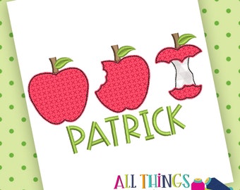 Puede incluir: Tres manzanas bordadas rojas, una entera, una con un mordisco y otra con el corazón quitado, con el nombre "Patrick" bordado en verde debajo.