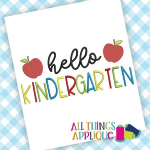 Peut inclure: Broderie avec le texte "hello kindergarten" en lettres colorées et deux pommes rouges de chaque côté.