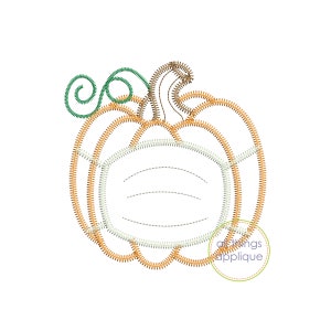 Puede incluir: Una calabaza naranja con un tallo verde y una mascarilla facial blanca. La mascarilla tiene tres líneas horizontales.