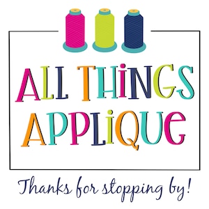 Puede incluir: Un logotipo colorido con el texto "ALL THINGS APPLIQUE" en un cuadrado blanco con un borde negro. Tres carretes de hilo est&aacute;n por encima del texto, uno rosa, uno verde y uno azul.