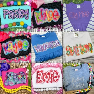 Könnte beinhalten: Eine Collage aus neun Bildern, die verschiedene personalisierte bestickte Namen auf verschiedenen Kleidungsstücken zeigen, darunter Hemden, Sweatshirts und Kleider. Die Namen sind Paisley, Khloe, Elly Mae, Kaylee, Vanessa, Sutton, Aiza, Erza, Aiden und Luca. Die Designs zeichnen sich durch farbenfrohe, umrandete Schriftzüge mit verschiedenen Verzierungen aus.