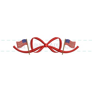 K&ouml;nnte beinhalten: Rote Schleife mit zwei kleinen amerikanischen Flaggen auf jeder Seite. Die Flaggen sind rot, wei&szlig; und blau.
