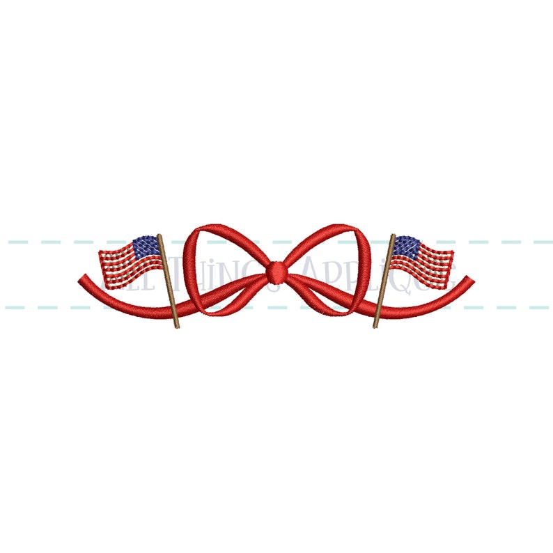 K&ouml;nnte beinhalten: Rote Schleife mit zwei kleinen amerikanischen Flaggen auf jeder Seite. Die Flaggen sind rot, wei&szlig; und blau.