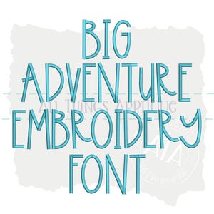 Puede incluir: Un diseño de fuente de bordado azul con el texto "BIG ADVENTURE EMBROIDERY FONT".