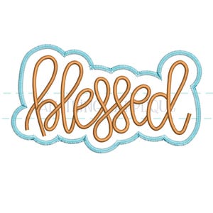 Puede incluir: Un diseño de bordado digital de la palabra "blessed" en una fuente cursiva. La palabra está delineada en un color azul claro y rellenada con un color marrón claro.